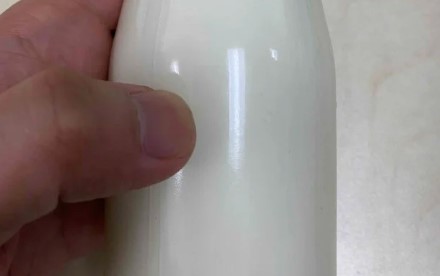 上班带瓶牛奶是什么梗？